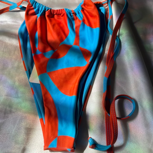 Bikini - Picture 2 of 11